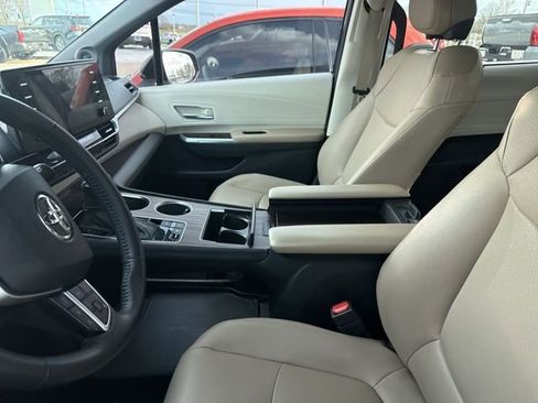 Used 2022 Toyota Sienna XLE w/ XLE Plus Package image 4