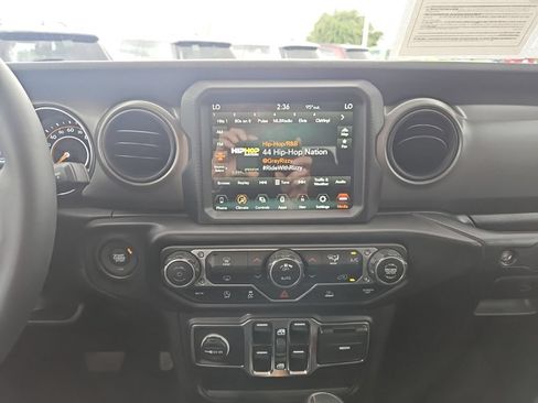 Used 2023 Jeep Gladiator Sport AWD/4WD image 29