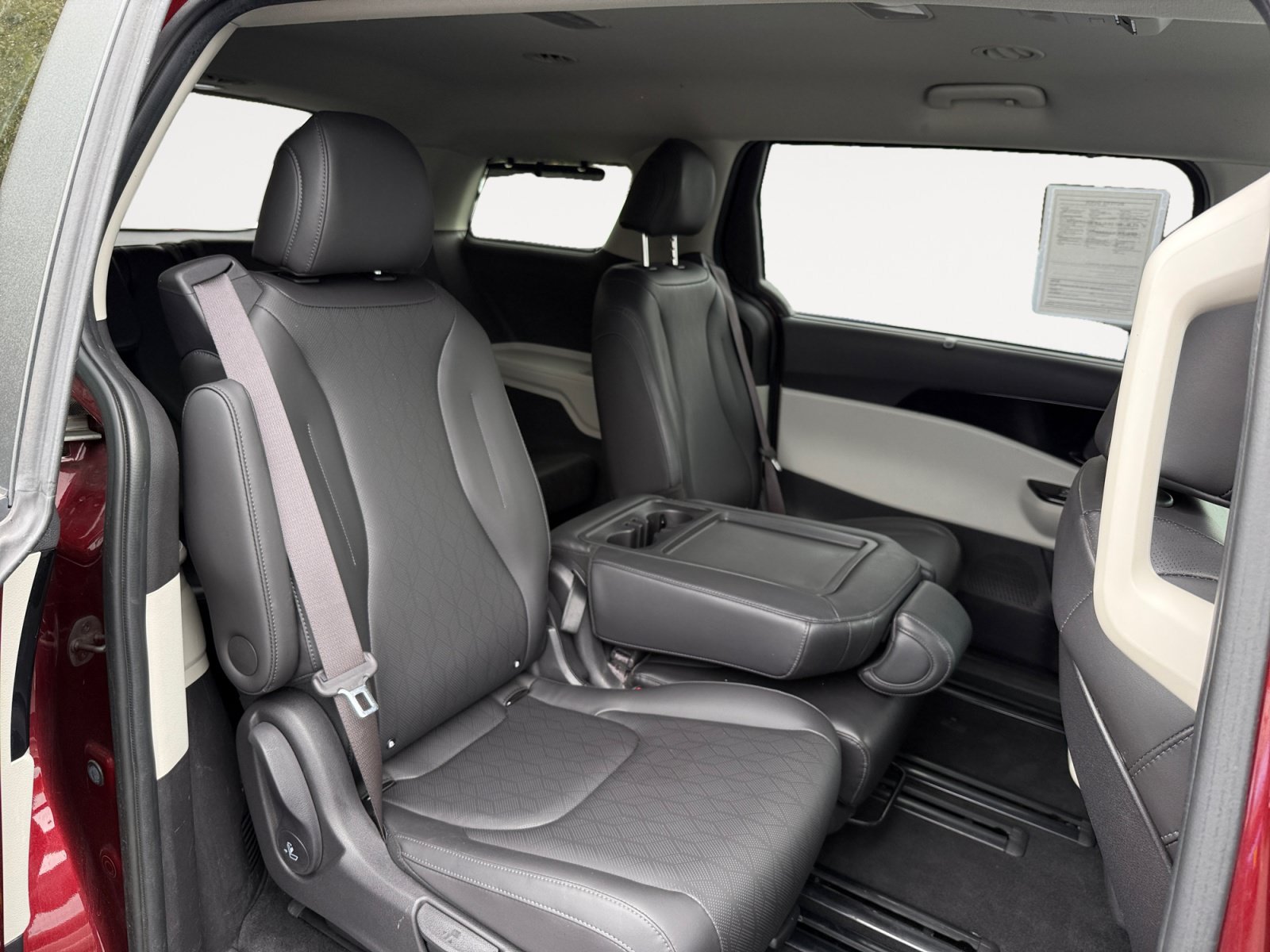 Used 2022 Kia Carnival EX FWD image 18