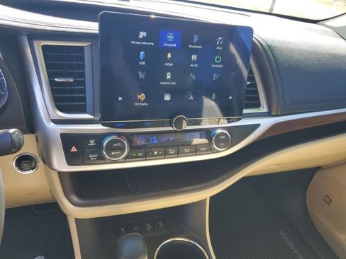 Used 2015 Toyota Highlander Limited Platinum AWD/4WD image 17