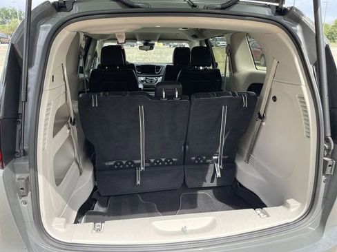 Used 2023 Chrysler Pacifica Touring-L FWD image 22