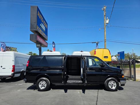 Used 2023 GMC Savana 3500 Extended w/ Driver Convenience Package image 4