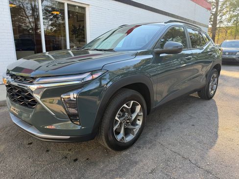 Used 2025 Chevrolet Trax LT w/ Driver Confidence Package image 2