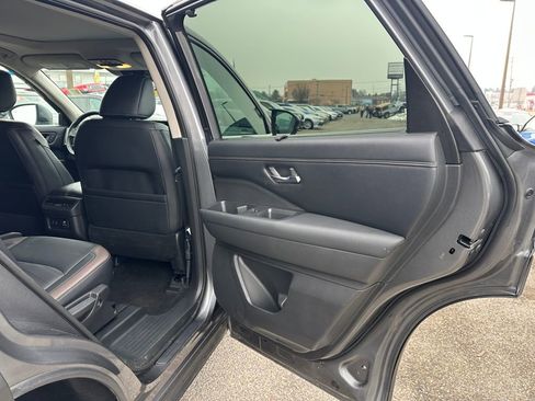 Used 2023 Nissan Pathfinder Platinum image 19