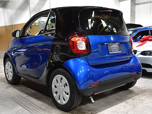 Used 2016 smart fortwo pure RWD image 6