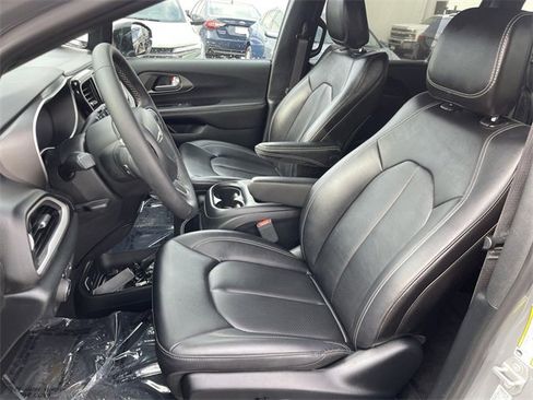 Used 2025 Chrysler Pacifica Select image 11