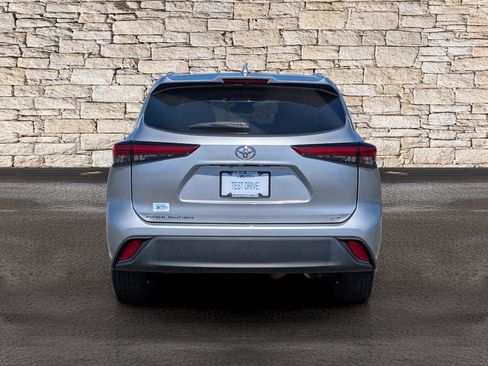 Used 2023 Toyota Highlander XLE image 6