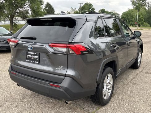 Used 2021 Toyota RAV4 LE AWD/4WD image 3