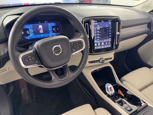 Certified 2025 Volvo XC40 B5 Plus AWD/4WD image 20
