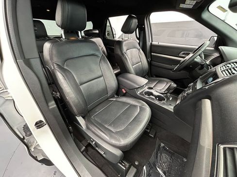 Used 2018 Ford Explorer XLT w/ Equipment Group 202A FWD image 44