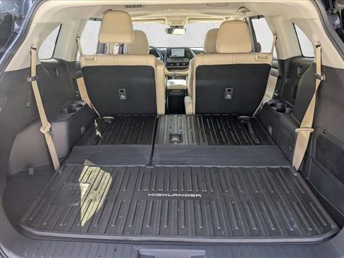 Used 2023 Toyota Highlander XLE image 17