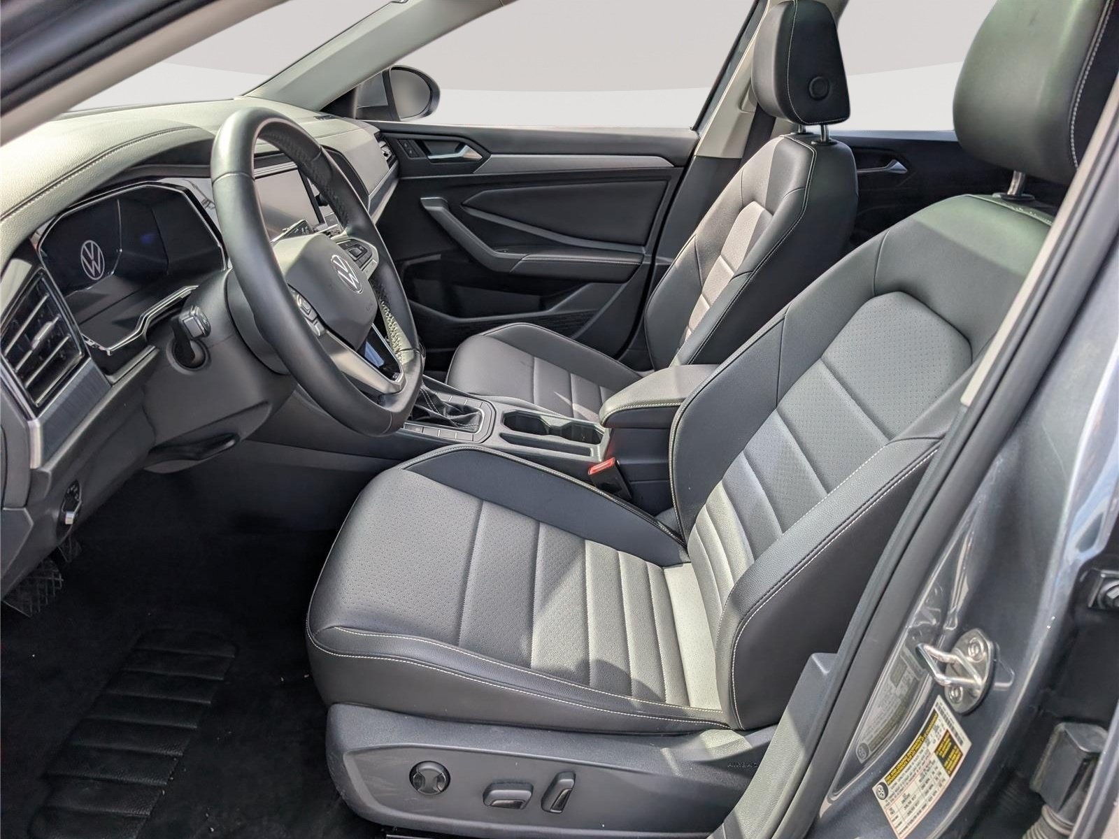 Used 2023 Volkswagen Jetta SE w/ Panoramic Sunroof Package FWD image 16