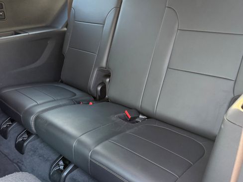 Used 2021 Chevrolet Traverse LT image 11