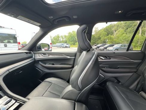 Used 2025 Jeep Grand Cherokee Overland w/ Adv Protech Group III AWD/4WD image 12