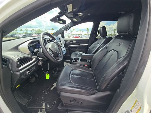 Used 2022 Chrysler Pacifica Touring-L w/ Uconnect Theater Family Group FWD image 6