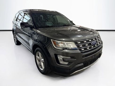 Used 2016 Ford Explorer XLT w/ Equipment Group 202A image 3