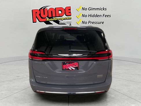Used 2022 Chrysler Pacifica Touring-L FWD image 5