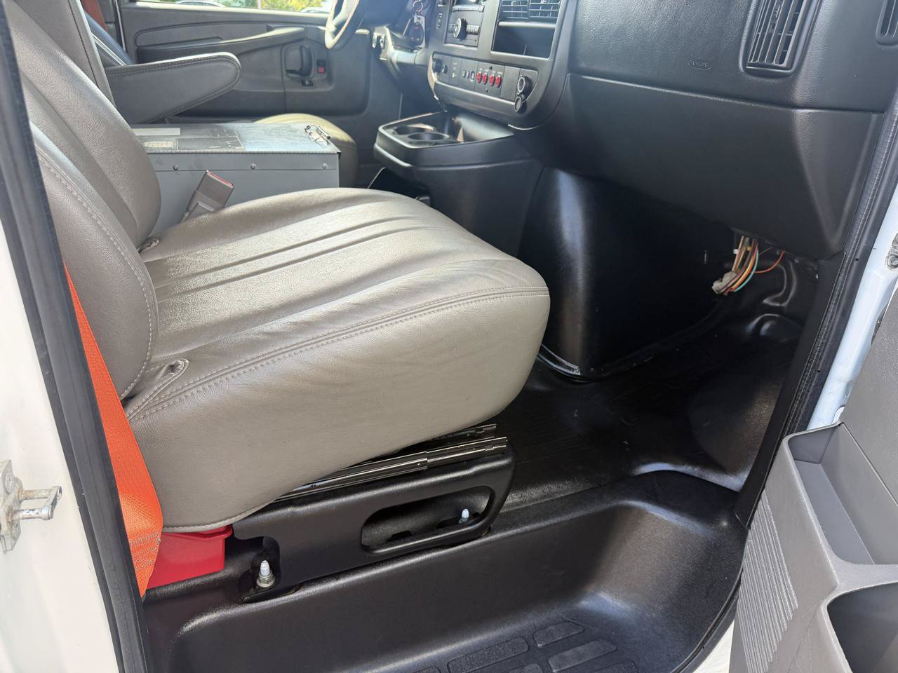 Used 2015 Chevrolet Express 2500 RWD image 15