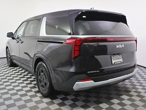 Used 2026 Kia Carnival FWD image 4