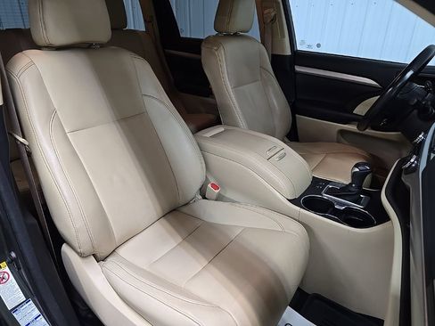 Used 2017 Toyota Highlander XLE AWD/4WD image 18