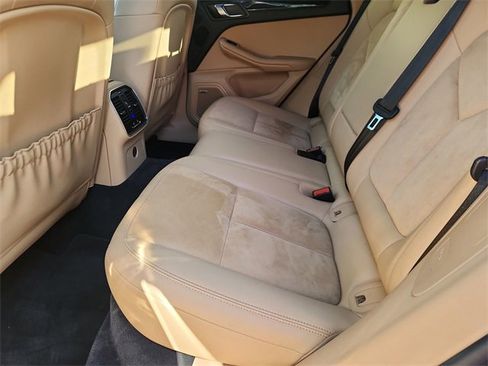Used 2018 Porsche Macan Base image 25
