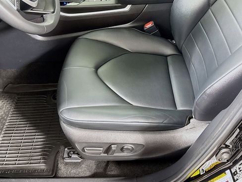 Certified 2024 Toyota Highlander XLE image 16