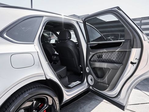 Used 2025 Bentley Bentayga AWD/4WD image 26