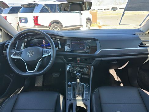 Used 2024 Volkswagen Jetta SE w/ Panoramic Sunroof Package image 11