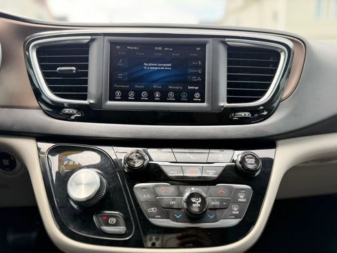 Used 2018 Chrysler Pacifica Touring-L FWD image 23