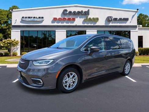 Used 2023 Chrysler Pacifica Touring-L FWD image 8
