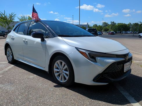 Used 2025 Toyota Corolla SE FWD image 2