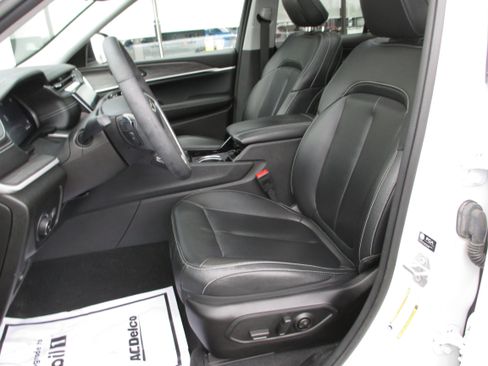 Used 2023 Jeep Grand Cherokee Limited w/ Black Appearance Package image 17