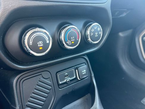 Used 2016 Jeep Renegade 75th Anniversary FWD image 16