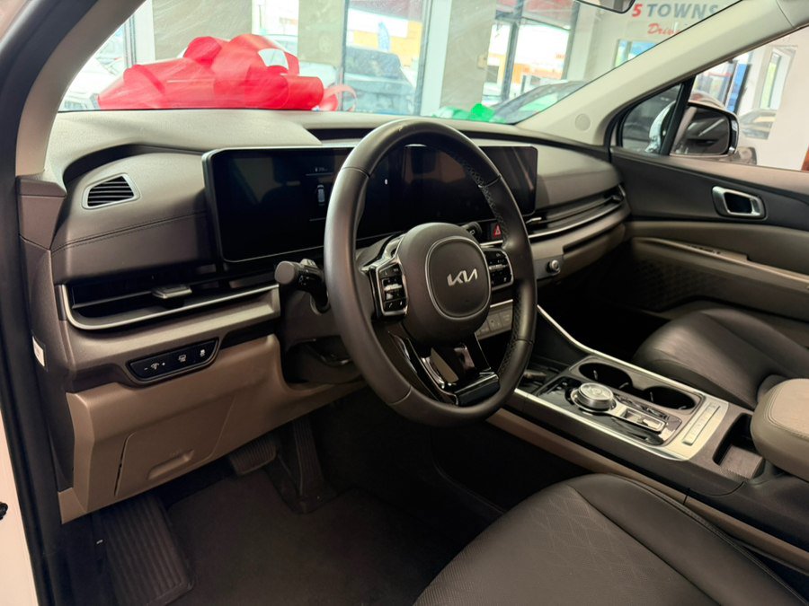 Used 2025 Kia Carnival EX FWD image 24