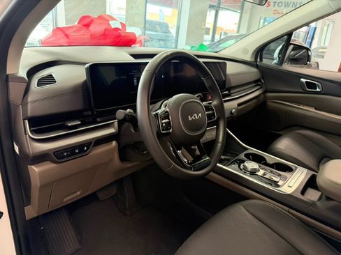 Used 2025 Kia Carnival EX FWD image 24