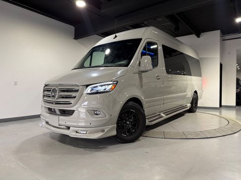 Used 2024 Mercedes-Benz Sprinter 2500 image 2