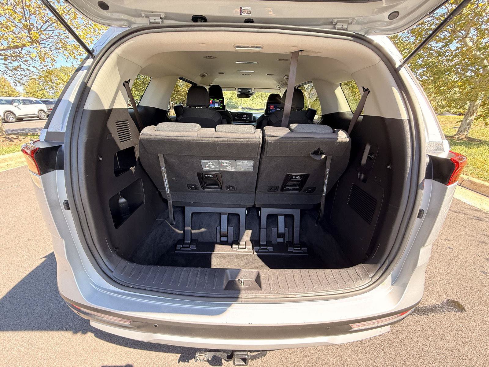 Used 2023 Kia Carnival LX FWD image 16
