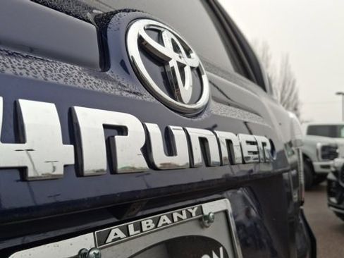 Used 2018 Toyota 4Runner SR5 Premium image 11