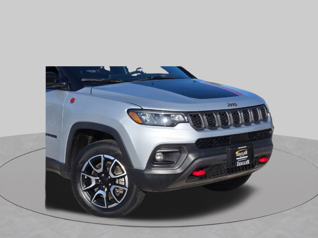 Used 2024 Jeep Compass Trailhawk AWD/4WD image 2