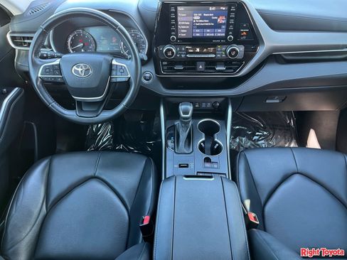 Used 2022 Toyota Highlander XLE FWD image 15