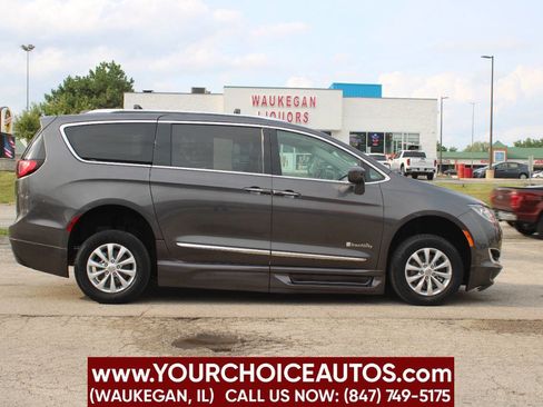 Used 2018 Chrysler Pacifica Touring-L image 5