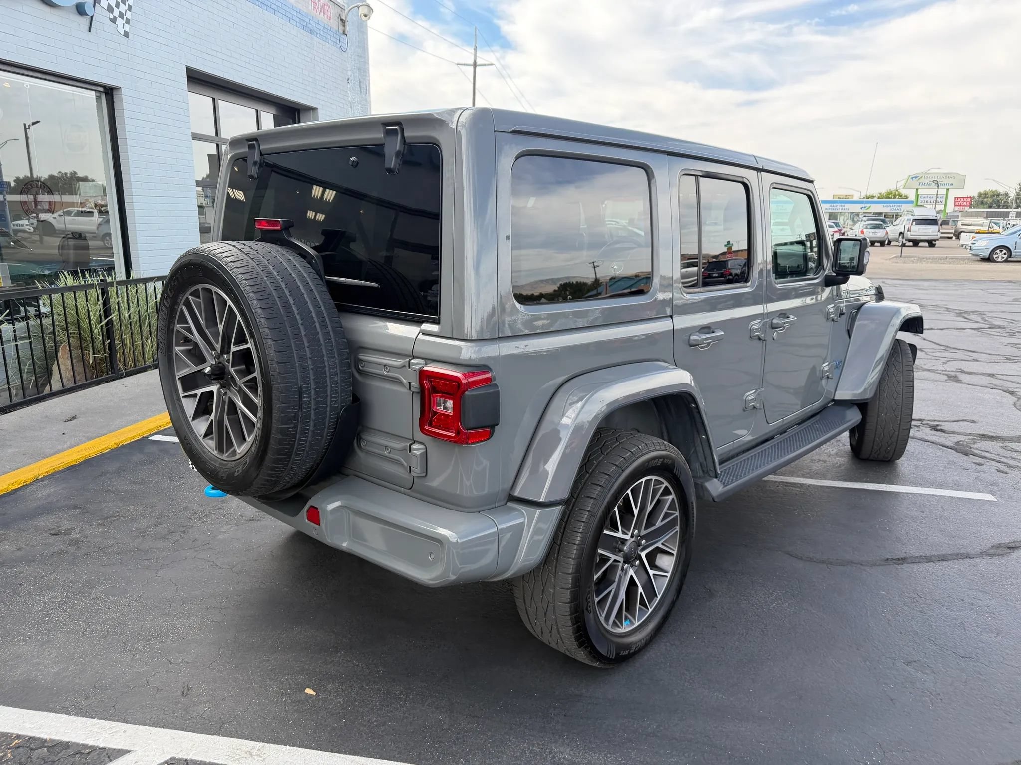 Used 2023 Jeep Wrangler Unlimited Sahara AWD/4WD image 7