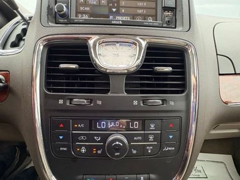 Used 2016 Chrysler Town & Country Limited Platinum w/ Trailer Tow Group FWD image 18