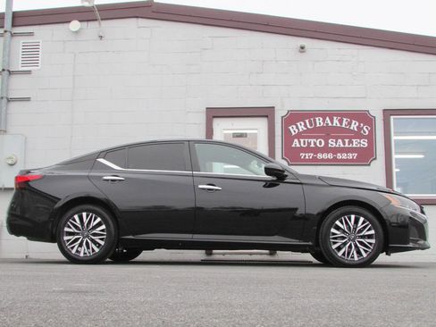 Used 2023 Nissan Altima 2.5 SV image 1