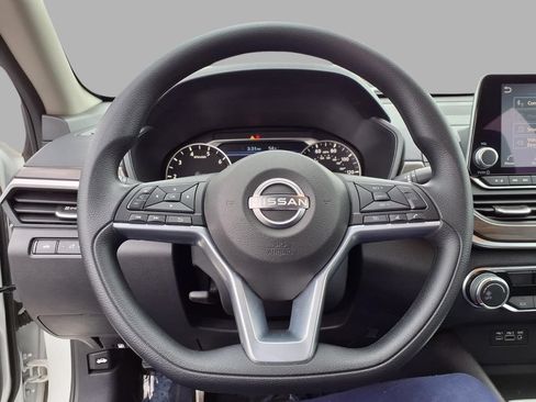 Used 2025 Nissan Altima 2.5 SV FWD image 15