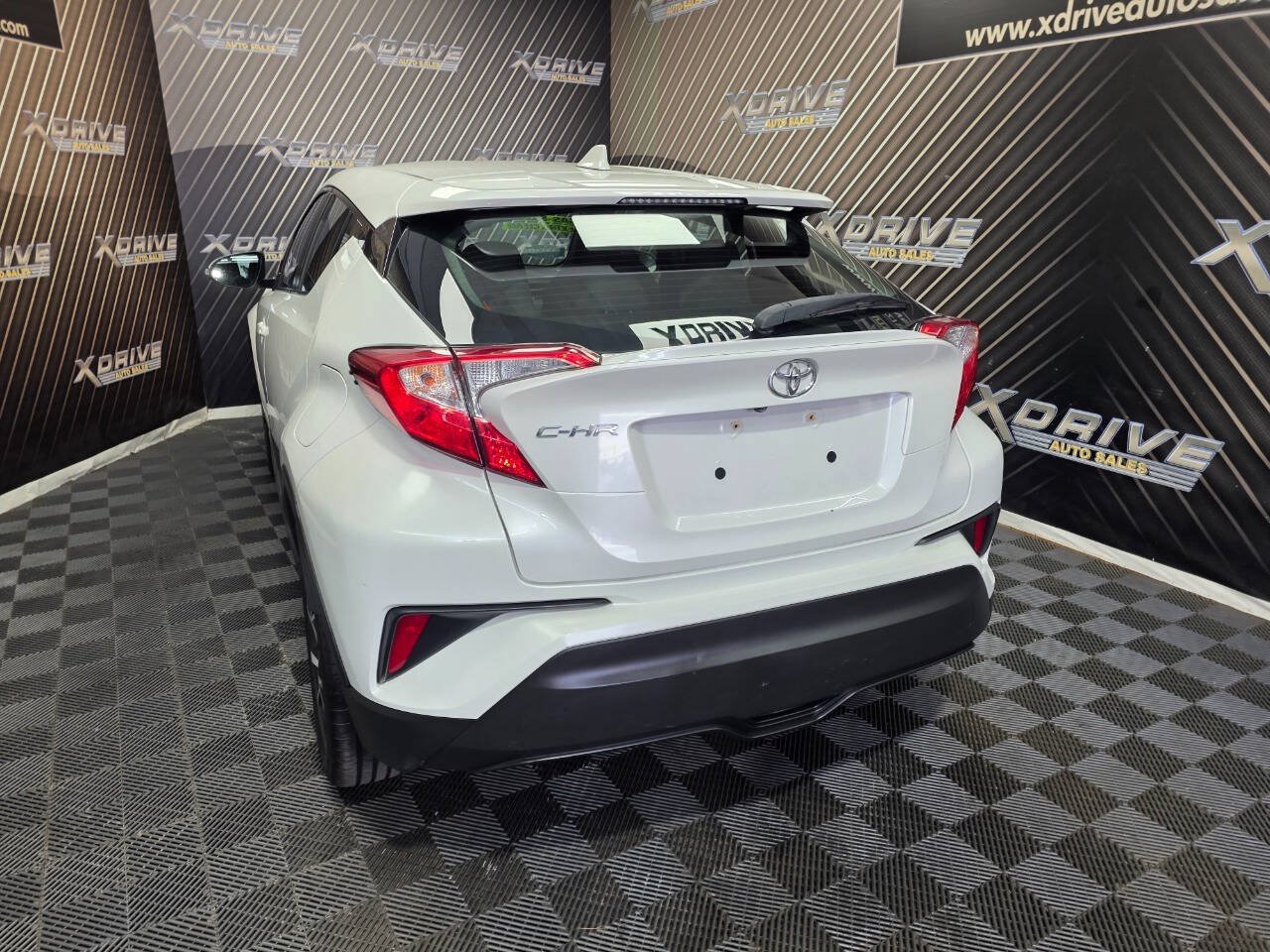 Used 2018 Toyota C-HR XLE FWD image 10