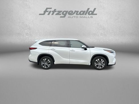 Used 2022 Toyota Highlander XLE AWD/4WD image 9