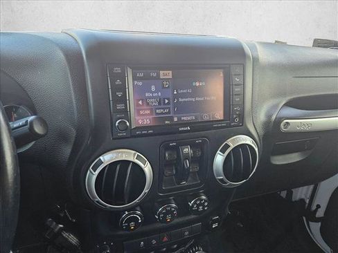 Used 2015 Jeep Wrangler Unlimited Rubicon w/ Connectivity Group AWD/4WD image 13