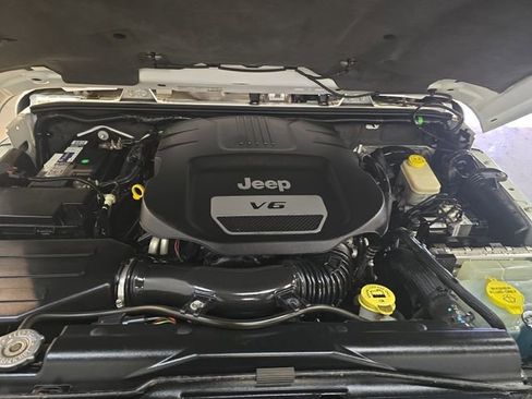 Used 2014 Jeep Wrangler Unlimited Sahara image 23