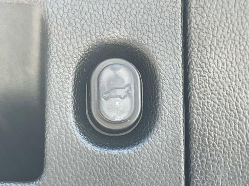 Used 2018 Cadillac Escalade Luxury AWD/4WD image 12